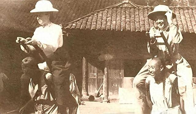 1834年,晚清美女被卖到美国,身着旗袍露出小脚,25美分随意观看