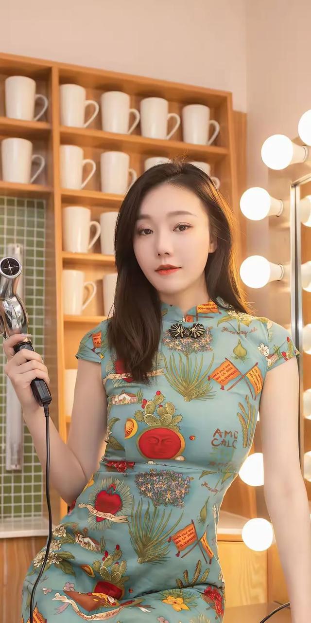 美女模特安然:蓝色花裙与美丽笑容写真