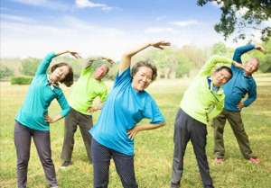 清晨锻炼美女(女性“晨练”4个行为，或比空腹伤身，别不当回事)