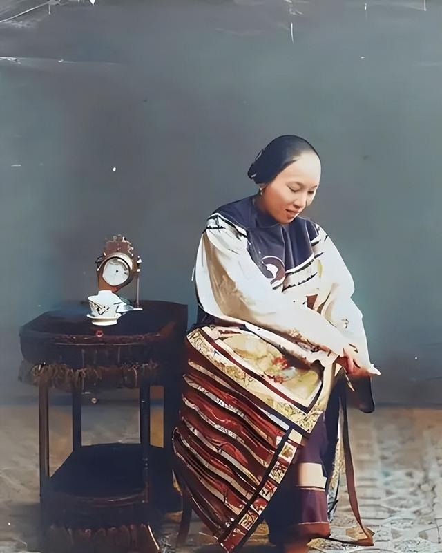 1834年,晚清美女被卖到美国,身着旗袍露出小脚,25美分随意观看