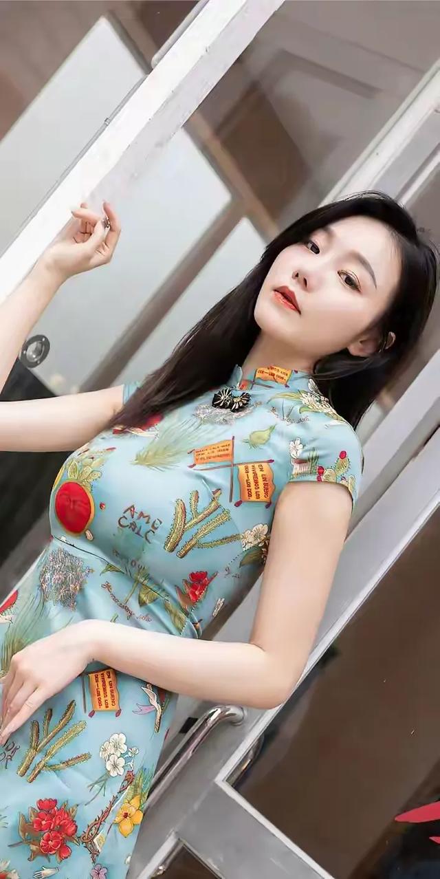 美女模特安然:蓝色花裙与美丽笑容写真