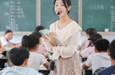 95后女教师穿“JK”制服上课,家长指责有伤风化,老师:管不着