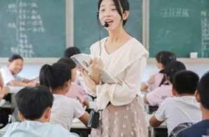 制服美女老师(95后女教师穿“JK”制服上课，家长指责有伤风化，老师：管不着)