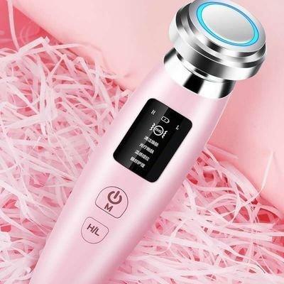美女脸上“爬出虫子”,医生检查说出的话令人反胃,父母当场崩溃