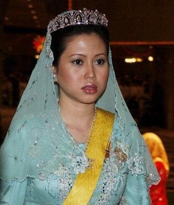 17岁少女嫁入文莱王室,手戴22个大金镯,头顶钻石王冠,比婆婆美