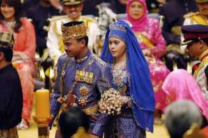 美女办宴席(17岁少女嫁入文莱王室，手戴22个大金镯，头顶钻石王冠，比婆婆美)