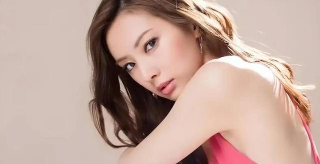 北川景子日本美女榜四连冠!她肤白貌美大长腿性感撩人