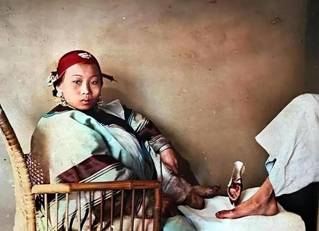 1834年,晚清美女被卖到美国,身着旗袍露出小脚,25美分随意观看