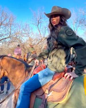 美女骑马截(特朗普的53岁美女部长骑马巡视边境，有争议，但比哈里斯有担当)