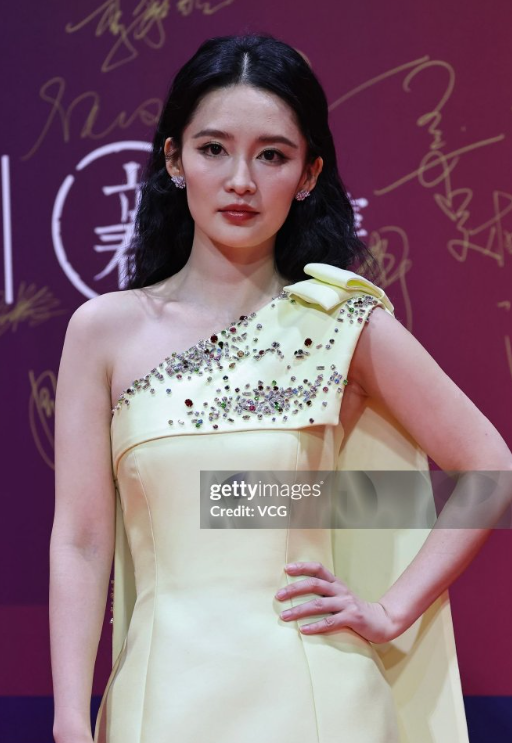 胖了又怎样!34岁李沁韵味十足,腰臀比太绝,热搜沸腾了