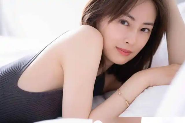 北川景子日本美女榜四连冠!她肤白貌美大长腿性感撩人