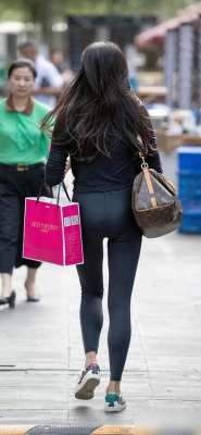 街拍中国美女穿紧身裤(紧身裤魅力尽显街拍丰满美女S曲线大放异彩)