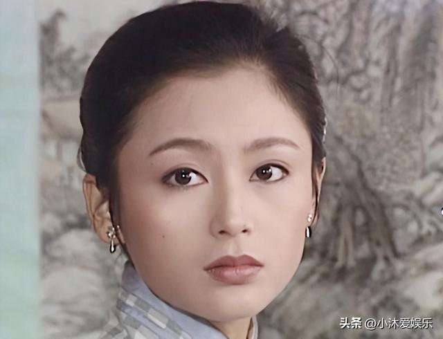 额头都不敢露还尬吹美人,这些扛住“光明顶”的女星,才是真漂亮