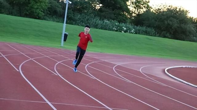6岁失去双臂,26岁考上剑桥大学硕士,娶高学历美女为妻
