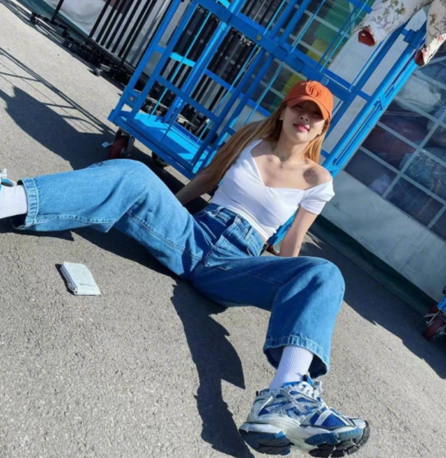 女星泫雅脖子上大胆穿洞!颈部戴一颗钻石钉,肩上布满纹身不怕疼
