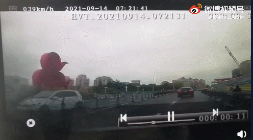 江苏昆山一塔吊倒塌压扁过路车,进展:司机身亡,中铁一局在江苏不得承揽新工程