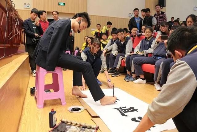 6岁失去双臂,26岁考上剑桥大学硕士,娶高学历美女为妻