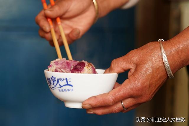 山西7旬农村大娘用牡丹花做美食，美容养颜美女最爱吃，看咋做