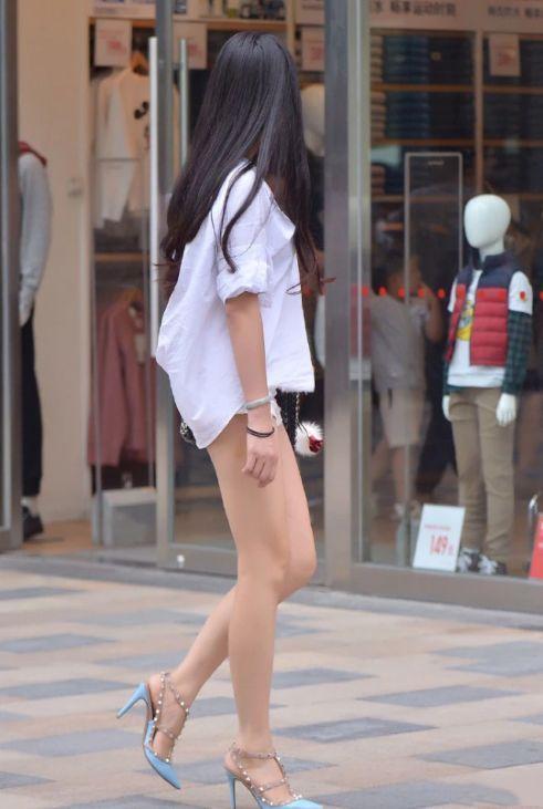 美女街上调戏“小奶狗”,路人被深深喂了一把狗粮,网友:让我来