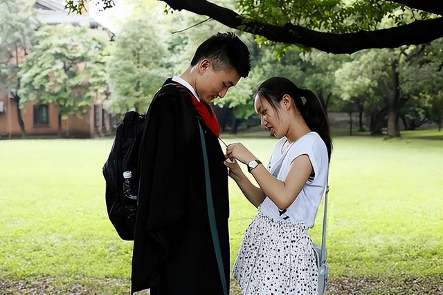 6岁失去双臂,26岁考上剑桥大学硕士,娶高学历美女为妻