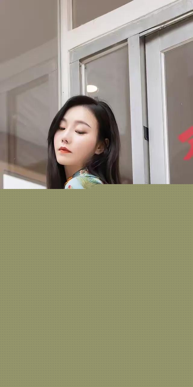 美女模特安然:蓝色花裙与美丽笑容写真