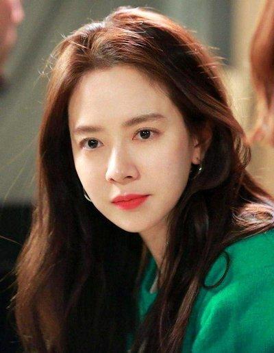 美女脸上“爬出虫子”,医生检查说出的话令人反胃,父母当场崩溃