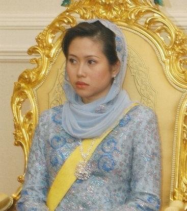 17岁少女嫁入文莱王室,手戴22个大金镯,头顶钻石王冠,比婆婆美