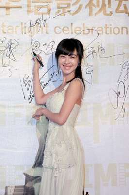 大胸美女人体艺术(魅力大胸美女：身材与时尚的完美融合)