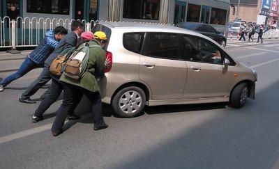 汽车电瓶没电打不着火了?教你4招不叫救援!