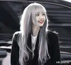 美女漏臀图片(同样是露臀，lisa却被网友评不如霉霉高雅今被外媒曝拒与YG续约)