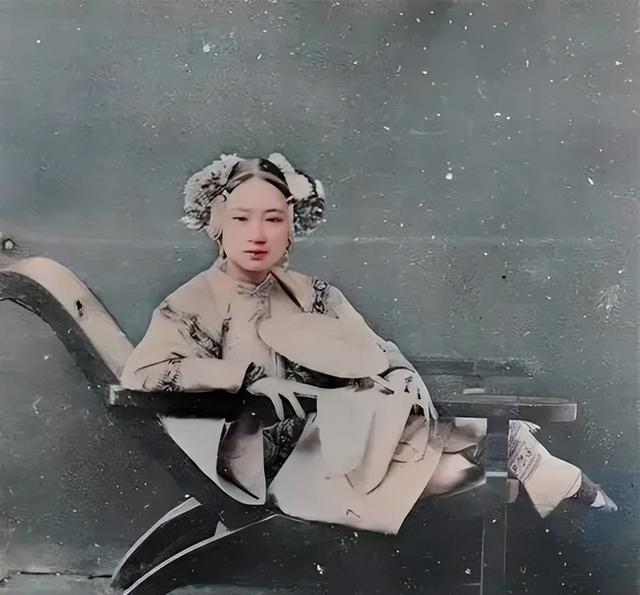1834年,晚清美女被卖到美国,身着旗袍露出小脚,25美分随意观看