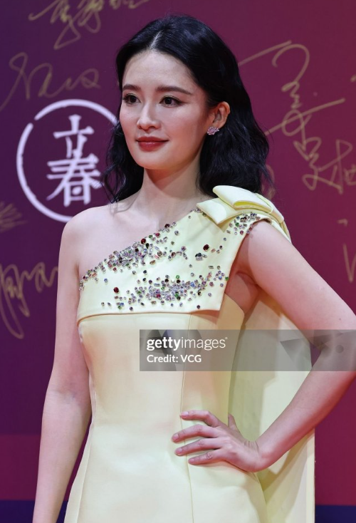 胖了又怎样!34岁李沁韵味十足,腰臀比太绝,热搜沸腾了