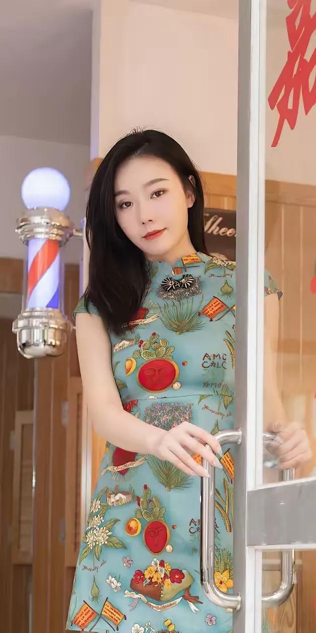 美女模特安然:蓝色花裙与美丽笑容写真