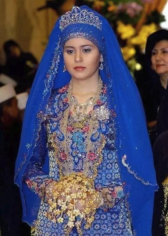 17岁少女嫁入文莱王室,手戴22个大金镯,头顶钻石王冠,比婆婆美