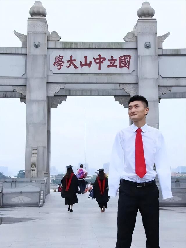 6岁失去双臂,26岁考上剑桥大学硕士,娶高学历美女为妻