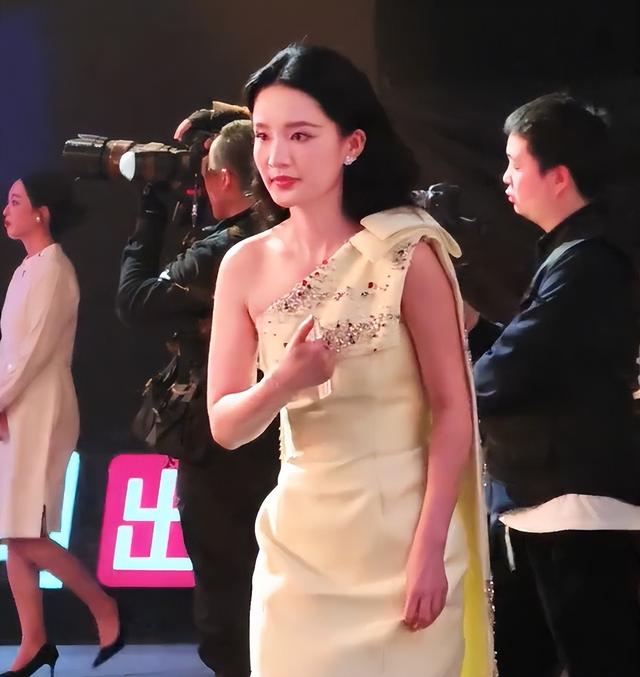 胖了又怎样!34岁李沁韵味十足,腰臀比太绝,热搜沸腾了