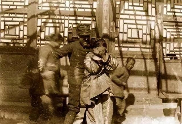 1834年,晚清美女被卖到美国,身着旗袍露出小脚,25美分随意观看