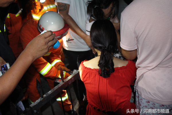 女孩大腿被栏杆刺穿,消防10分钟切栅栏救出人!