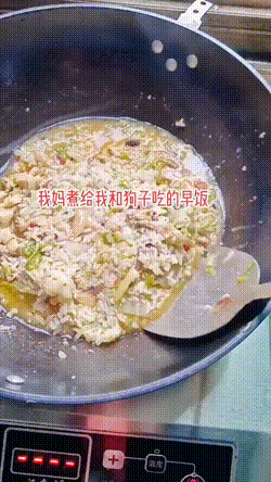 超短裙美女深夜醉酒躺在街上,让人心酸,压力是有多大呀