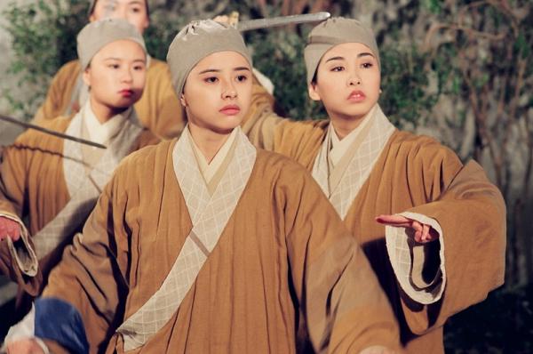 素描|何美钿:濯清涟而不妖的古装美人