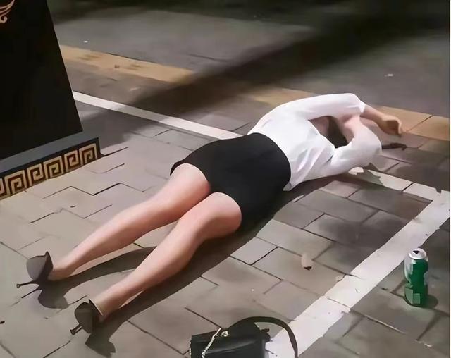 超短裙美女深夜醉酒躺在街上,让人心酸,压力是有多大呀