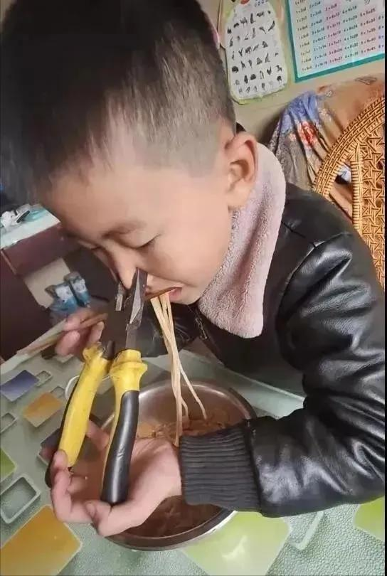 超短裙美女深夜醉酒躺在街上,让人心酸,压力是有多大呀
