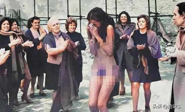 罕见老照片:赤身裸体被围观的洋女人,一丝不挂的女奴被绑在马上
