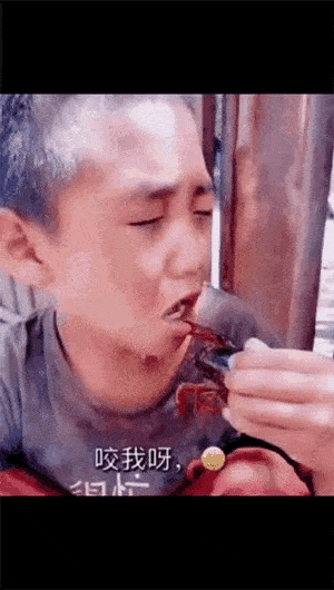 超短裙美女深夜醉酒躺在街上,让人心酸,压力是有多大呀