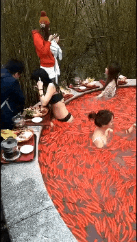 超短裙美女深夜醉酒躺在街上,让人心酸,压力是有多大呀