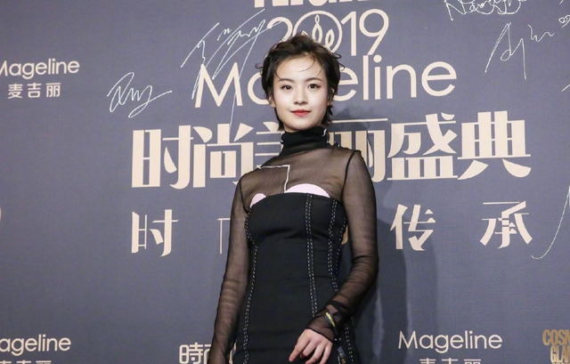 肩带崩断、裙底露底裤,15位女星红毯“大泄春光”,太尴尬了