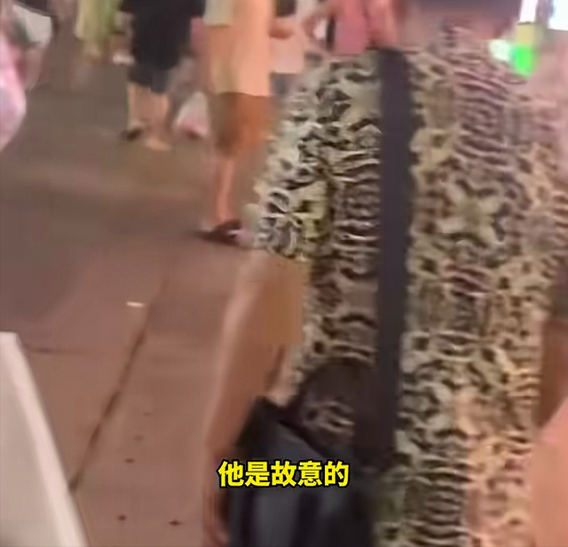 闹大了!秃顶老头偷摸jk女生臀部,当场被逮。视频曝光,评论炸了