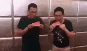 用雪堆的美女(超短裙美女深夜醉酒躺在街上，让人心酸，压力是有多大呀)