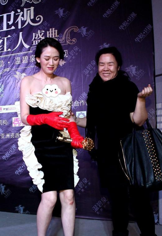 肩带崩断、裙底露底裤,15位女星红毯“大泄春光”,太尴尬了