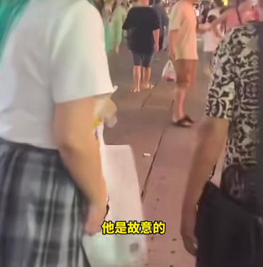 闹大了!秃顶老头偷摸jk女生臀部,当场被逮。视频曝光,评论炸了